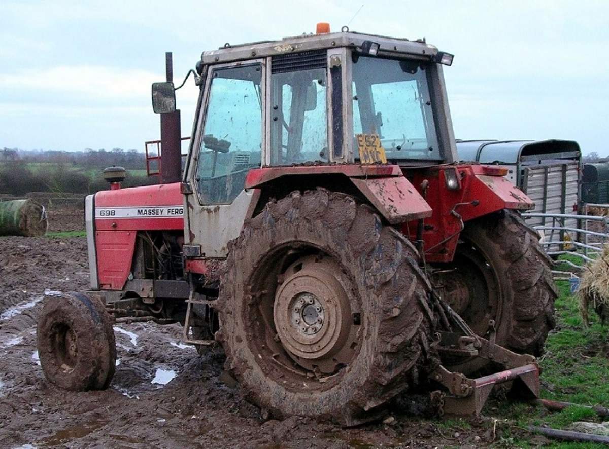 CUTREMURĂTOR! Un băiat de 16 ani a murit în Alba după ce s-a răsturnat cu un tractor într-o prăpastie