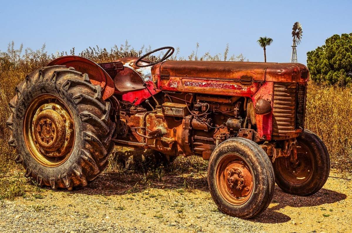 Tragedie în judeţul Alba! Un tânăr de 16 ani a murit după ce s-a răsturnat cu tractorul