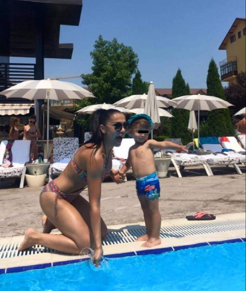 FOTO / Andreea Mantea şi-a etalat formele la piscină! Ce s-a văzut când s-a aplecat lângă fiul ei