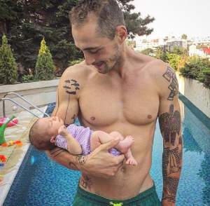 FOTO / Vladimir Drăghia şi-a dus fiica de două săptămâni la piscină! Alaia Zora e o mână de om