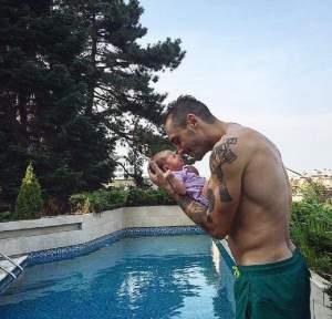 FOTO / Vladimir Drăghia şi-a dus fiica de două săptămâni la piscină! Alaia Zora e o mână de om