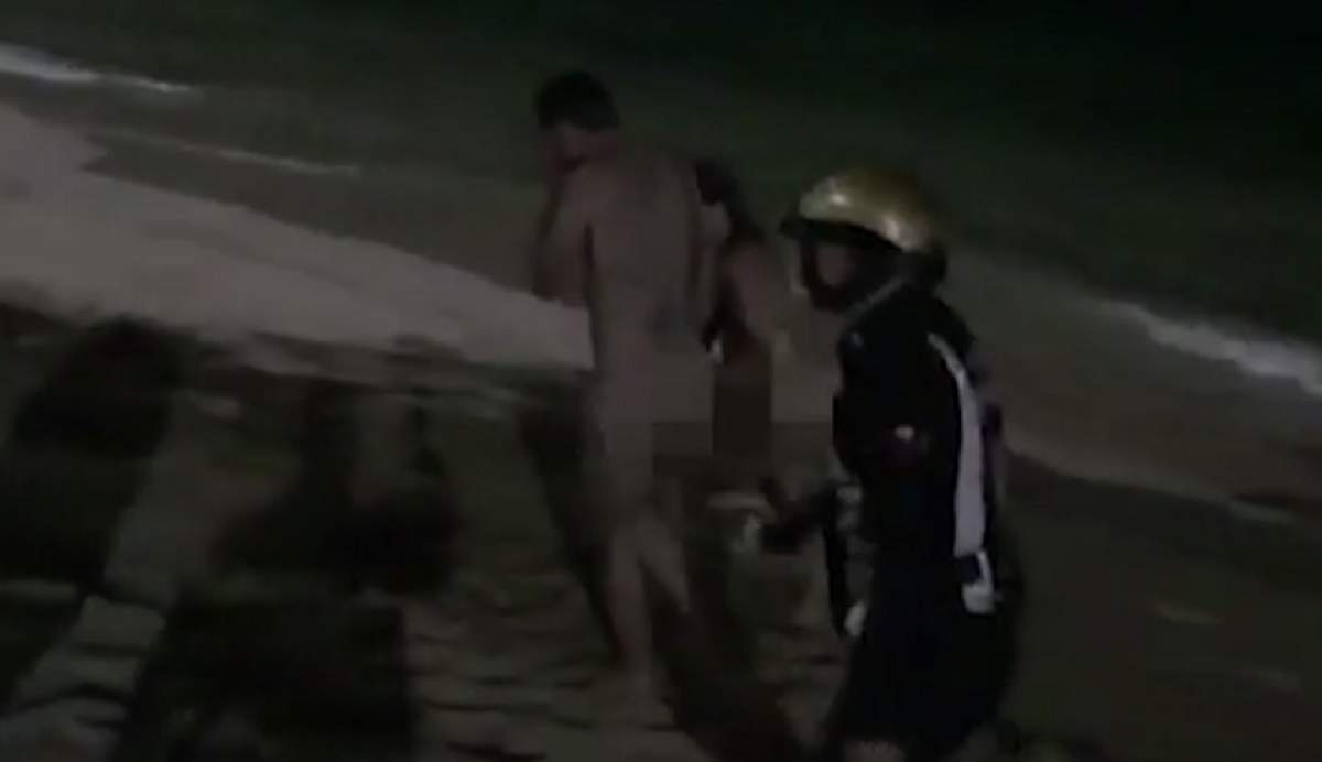 VIDEO / Au fost prinși făcând SEX în mare! Poliția i-a obligat să iasă complet GOI din apă