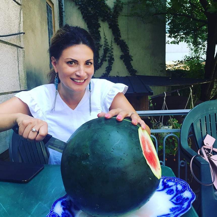 FOTO / După ce a ţinut regimul cu pepene, Ioana Ginghină şi-a pozat posteriorul în costum de baie! Aşa arată acum, după ce a slăbit