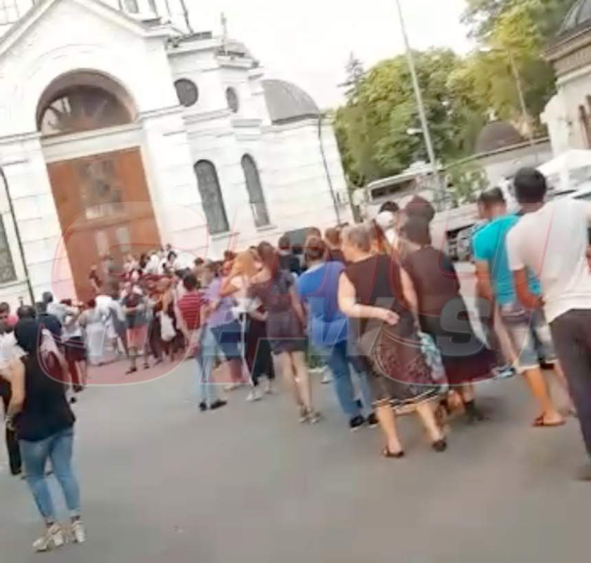 VIDEO / Înghesuială la căpătâiul Denisei Răducu! Oamenii s-au împins să-i aprindă o lumânare artistei