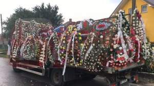 FOTO / Zeci de coroane de flori la înmormântarea Denisei Manelista! "Regrete eterne!"