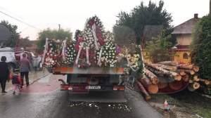 FOTO / Zeci de coroane de flori la înmormântarea Denisei Manelista! "Regrete eterne!"