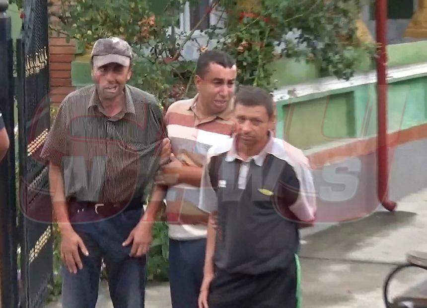 VIDEO / Scenele DURERII! Tatăl Denisei Manelista, la un pas să se prăbuşească când şi-a văzut fiica în sicriu