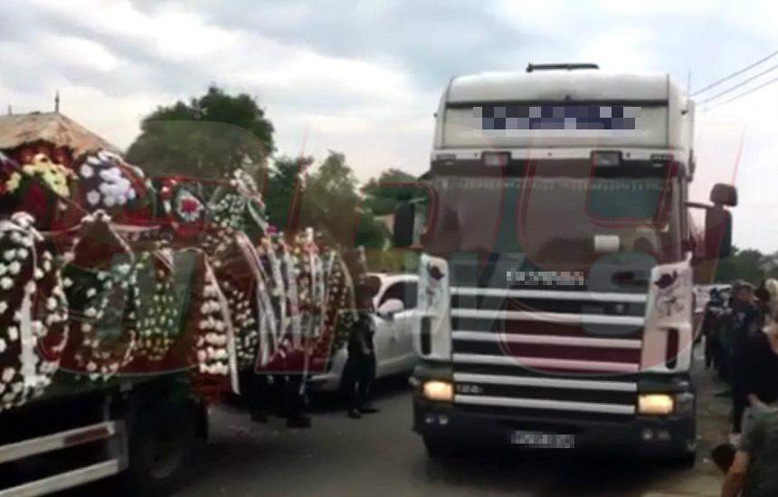 FOTO / Un TIR a trecut prin mijlocul mulţimii la înmormântarea Denisei Răducu!