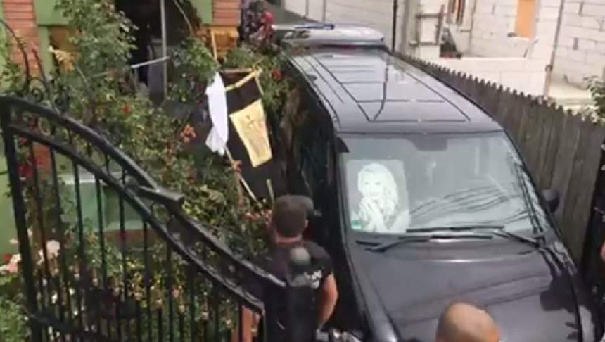 VIDEO / Denisa Răducu, condusă pe ultimul drum! Trupul neînsufleţit al artistei a fost scos din casă