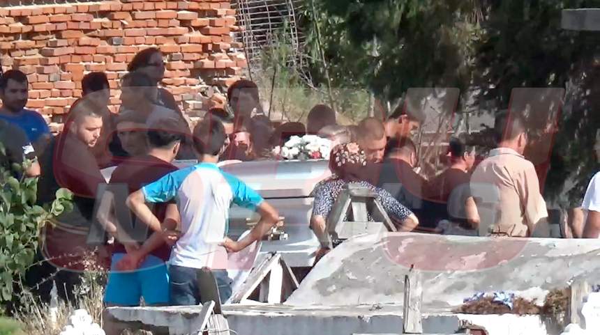 Sicriul în care își va dormi somnul de veci Denisa a fost acoperit de flori regale
