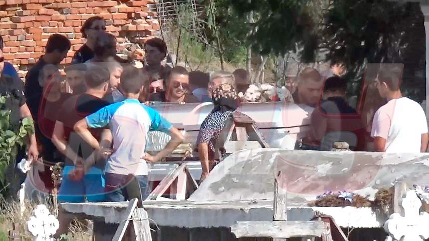 Ce le-a spus preotul părinţilor Denisei Răducu, după ce aceştia s-au certat la îmormântarea fiicei lor! Artista ar fi dat orice să audă asta