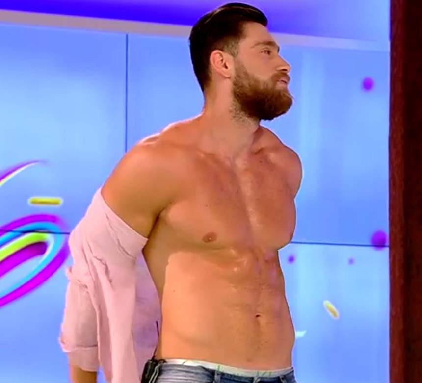 VIDEO / Robert Popescu, striptease în platoul "2k1"! Reacţia Mirelei Vaida când asistentul ş-a desfăcut pantalonii
