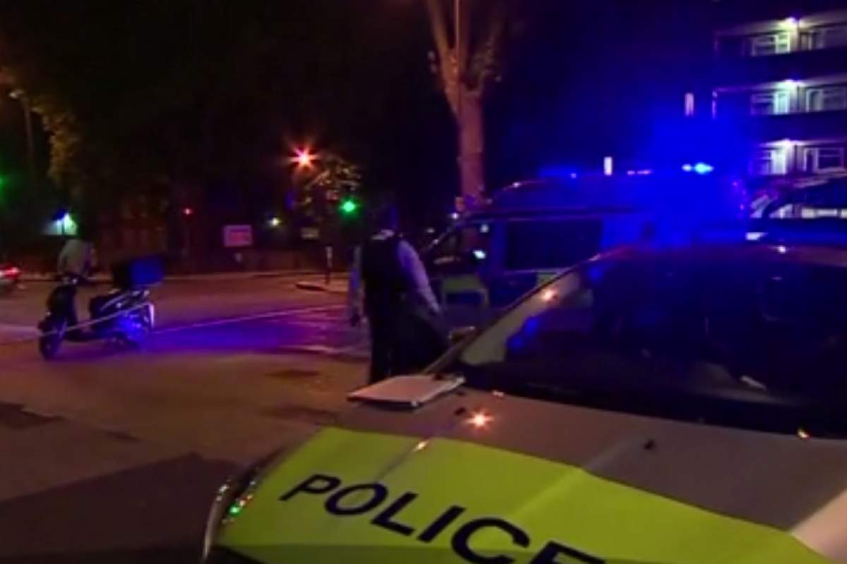 VIDEO / Imagini şocante! Doi tineri au fost stropiți cu acid pe una dintre străzile aglomerate ale Londrei