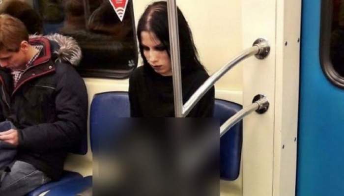 SCENĂ BIZARĂ la metrou! Călătorii au fost de-a dreptul TERIFIAŢI de o tânără care a intrat în tren, ţinând în braţe AŞA CEVA!