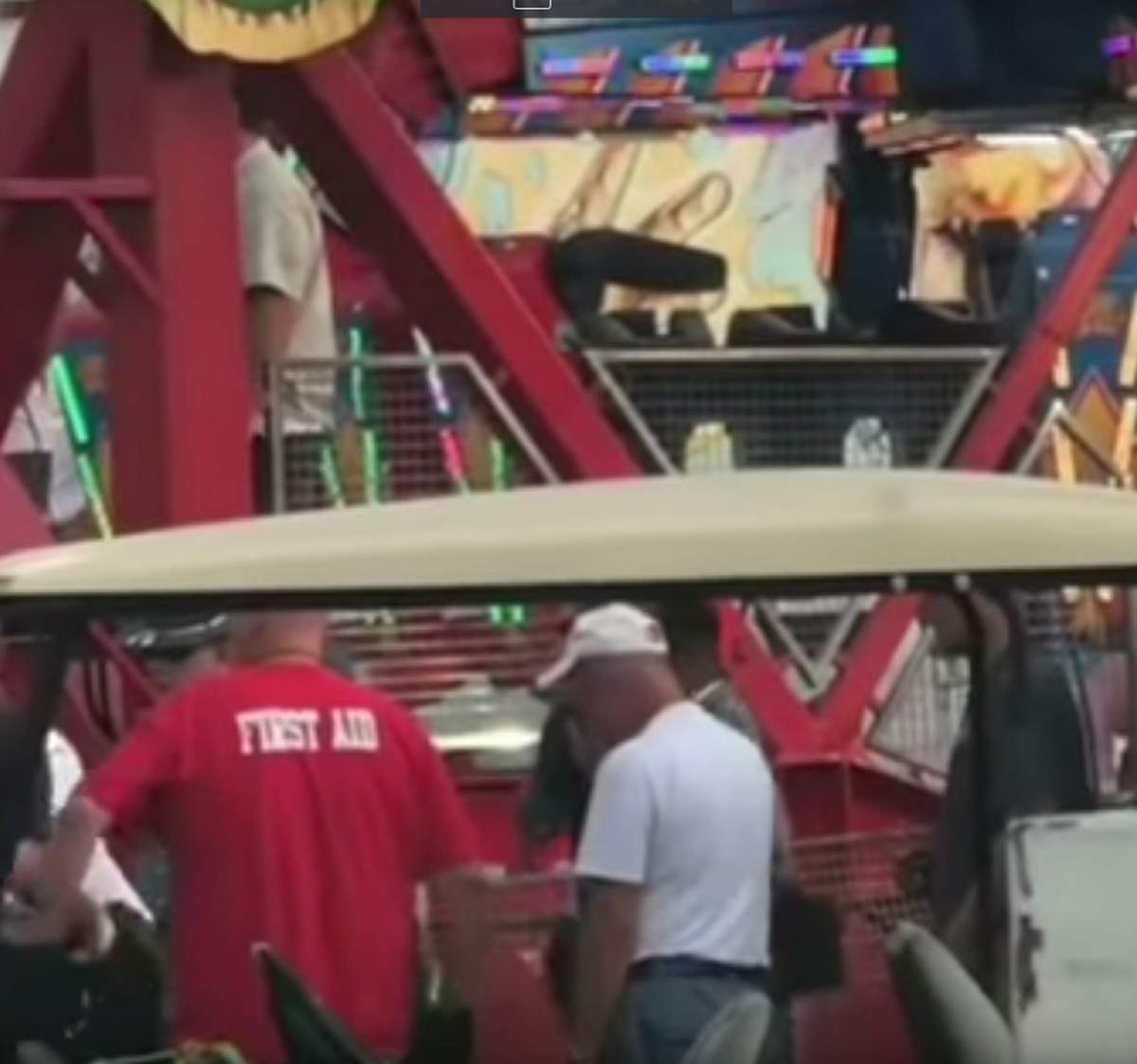 VIDEO / Au plecat să se distreze, dar au sfârșit tragic! Mai multe persoane au fost aruncate din carusel