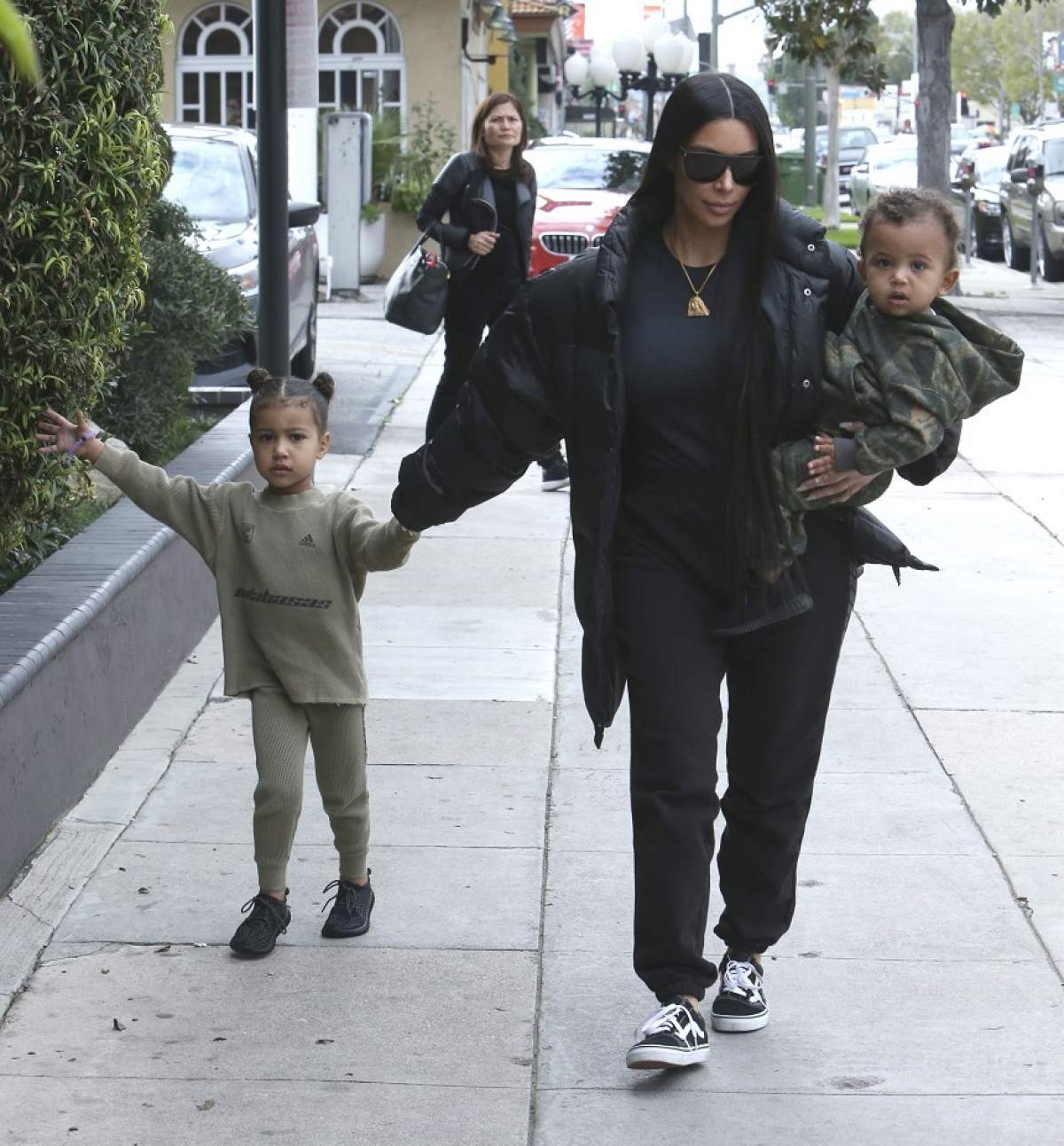 FOTO / Kim Kardashian va avea al treilea copil! Mama-surogat, însărcinată în 3 luni