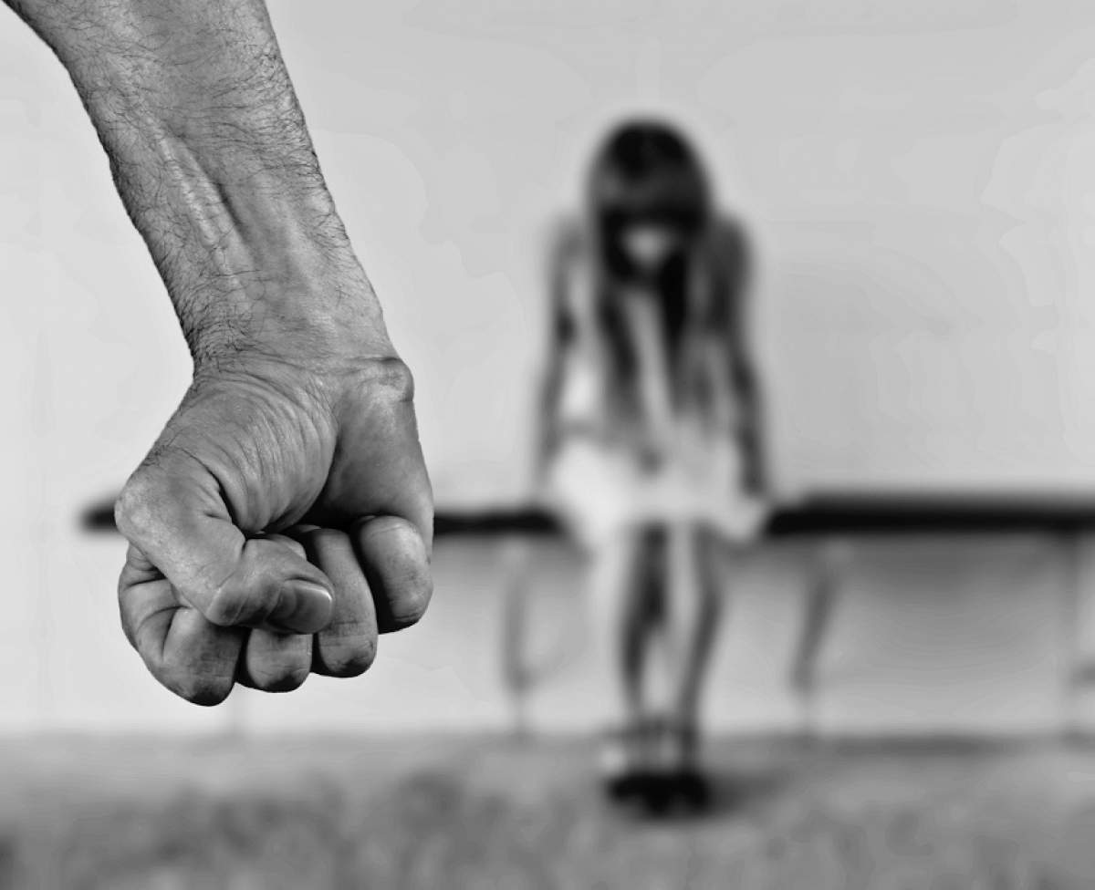 Caz șocant într-o familie! O fată a fost violată de vărul ei, în fața părinților