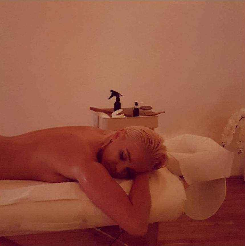 Maria Constantin s-a pozat dezbrăcată la masaj! Ipostaza în care apare sexy-artista i-a înfierbântat pe bărbaţi