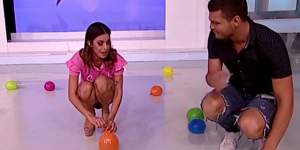 VIDEO / STARoganţă UDĂ pentru Naty! Sexy-prezentatoarea a spart cu fundul baloane umplute cu apă!