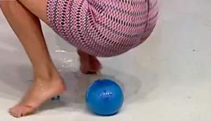 VIDEO / STARoganţă UDĂ pentru Naty! Sexy-prezentatoarea a spart cu fundul baloane umplute cu apă!