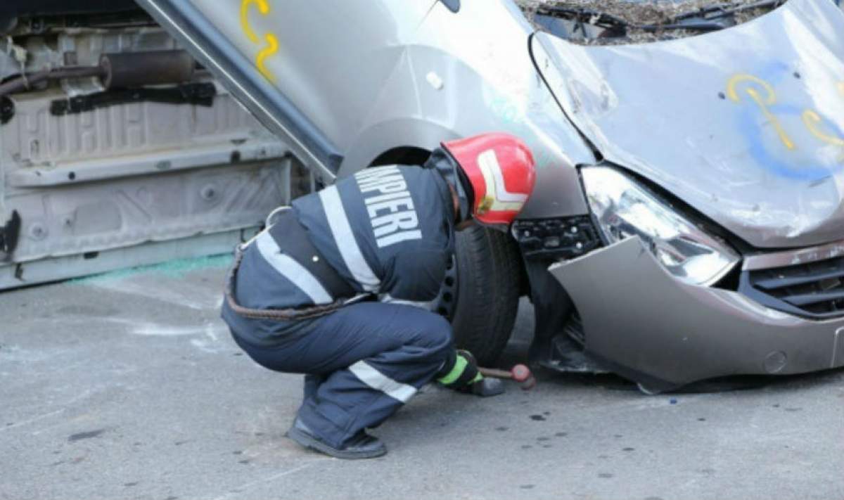 Accident violent pe A1: o maşină s-a izbit puternic cu un TIR! Printre victime e şi un copil