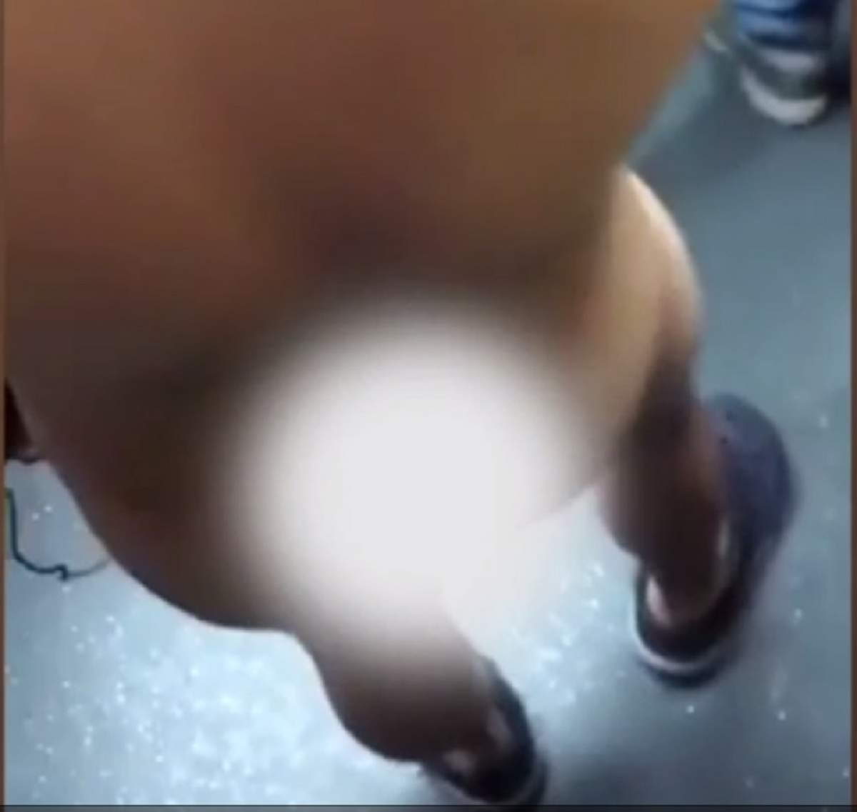 VIDEO / Un tânăr a fost arestat, după ce s-a plimbat gol pușcă în metrou! Băiatul se credea într-un joc