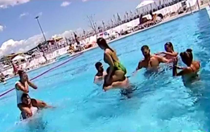 VIDEO / Naty, Bote şi Raluca Dumitru s-au înfierbântat atât de tare, încât au sărit în piscină îmbrăcaţi! Imaginile sunt senzaţionale