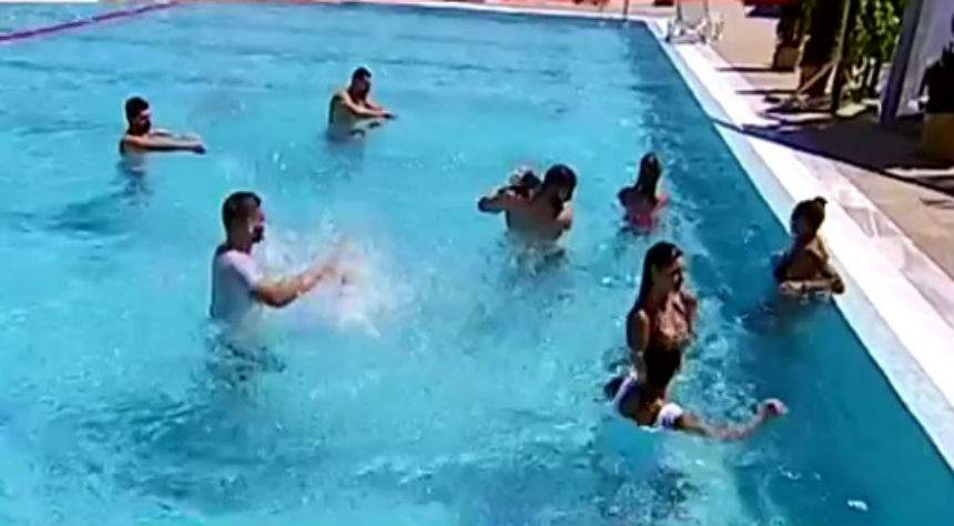 VIDEO / Naty, Bote şi Raluca Dumitru s-au înfierbântat atât de tare, încât au sărit în piscină îmbrăcaţi! Imaginile sunt senzaţionale