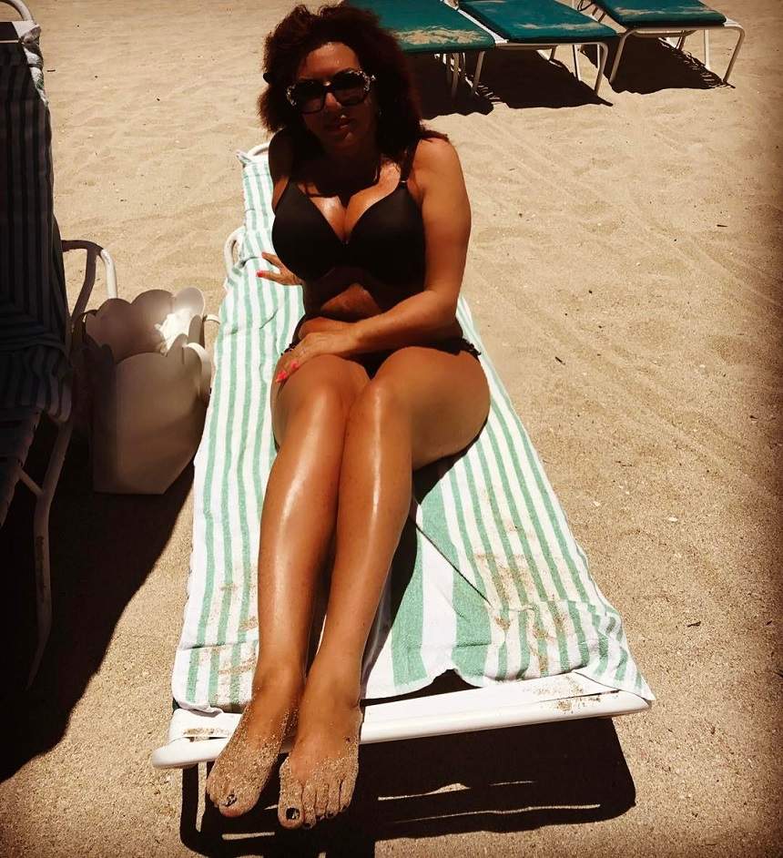 FOTO / La peste 60 de ani, Carmen Harra a îmbrăcat costumul de baie! De aici a moştenit fiica ei formele sexy