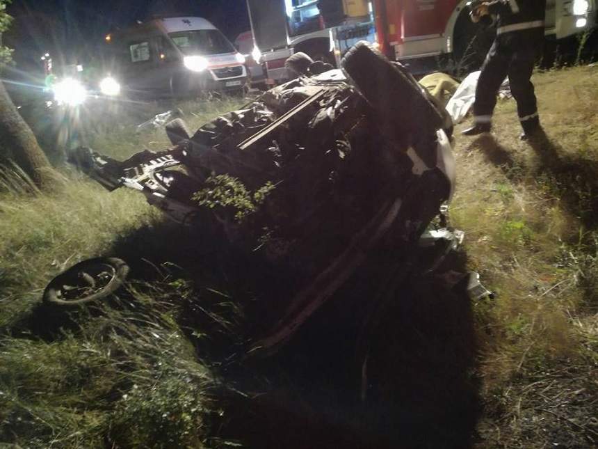 FOTO / Accident GRAV! Doi copii au rămas orfani, după ce tatăl lor s-a izbit cu maşina de un copac