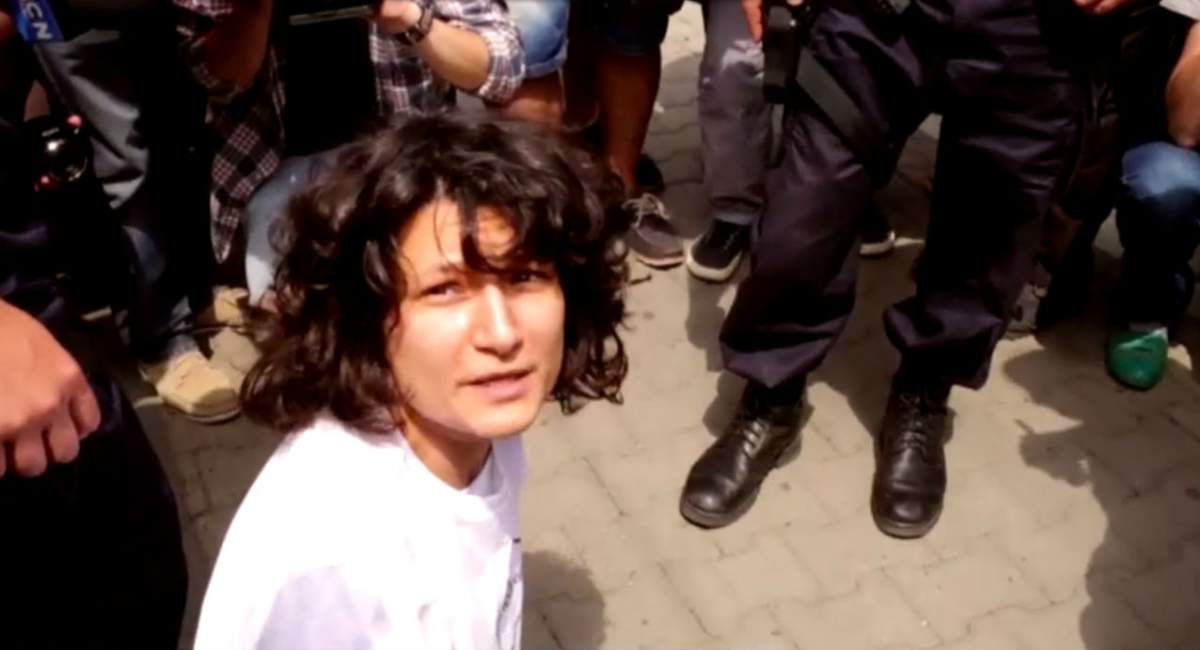 VIDEO / Imaginile care au revoltat o ţară întreagă! Actriţa săltată în urlete de jandarmi: "Nu deranjez! Vreau doar să ascult"