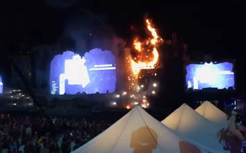 VIDEO / Şi-au văzut moartea cu ochii la un festival de muzică! 22.000 de oameni, evacuaţi după ce scena a luat foc