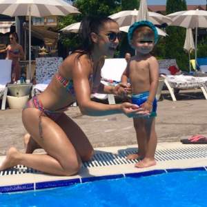 FOTO / Andreea Mantea, topless la plajă cu fiul alături?! Vezi imaginea care circulă pe Internet