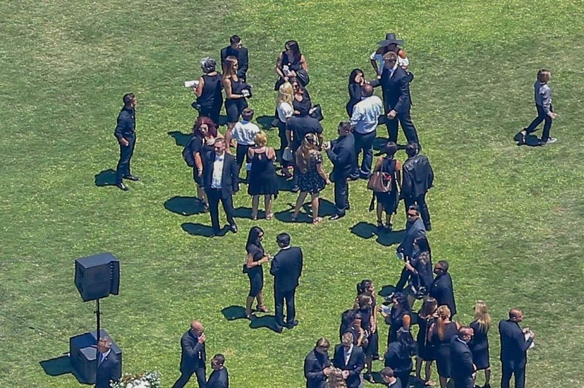 FOTO / Chester Bennington, solistul trupei Linkin Park, a fost înmormântat. Ce s-a întâmplat la ceremonia funerară