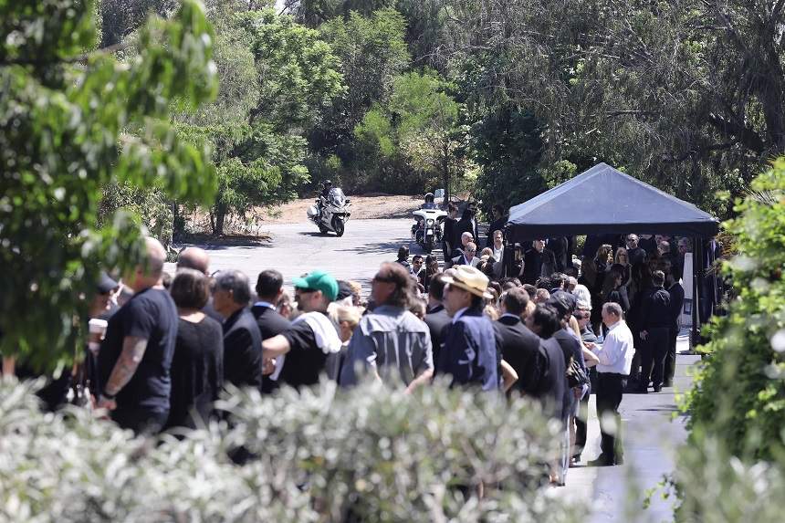 FOTO / Chester Bennington, solistul trupei Linkin Park,  a fost înmormântat. Ce s-a întâmplat la ceremonia funerară