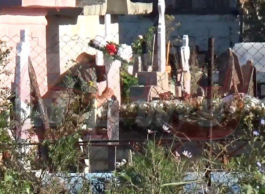 VIDEO EXCLUSIV / Imagini emoţionante cu tatăl Denisei Răducu! Sărmanul bărbat nu se poate desprinde de mormântul fiicei
