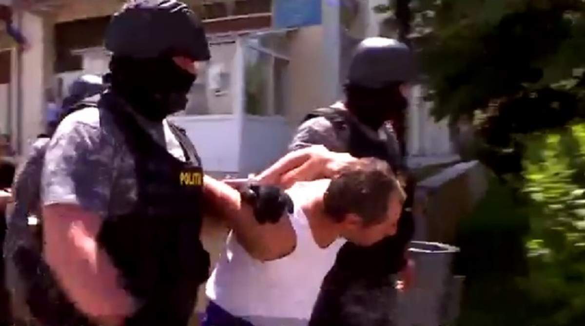 VIDEO / Doi poliţişti au fost înjunghiaţi de un tată băut! E îngrozitor motivul pentru care fiica bărbatului a sunat la 112