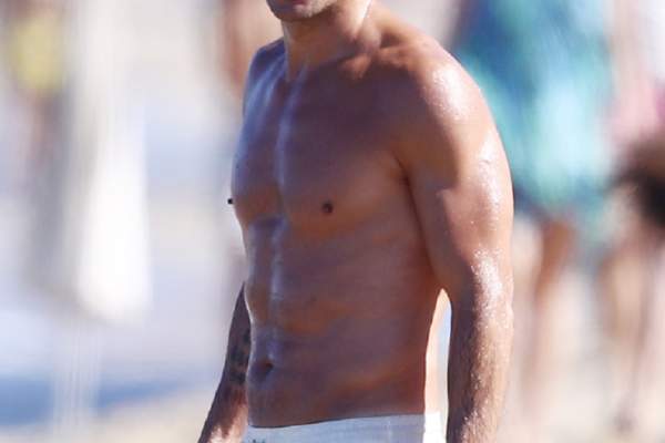 FOTO / "Bărbaţia" din pantalonii albi transparenţi, o adevărată problemă! Diego Simeone şi-a dat seama abia după ce a ieşit din apă că se vede