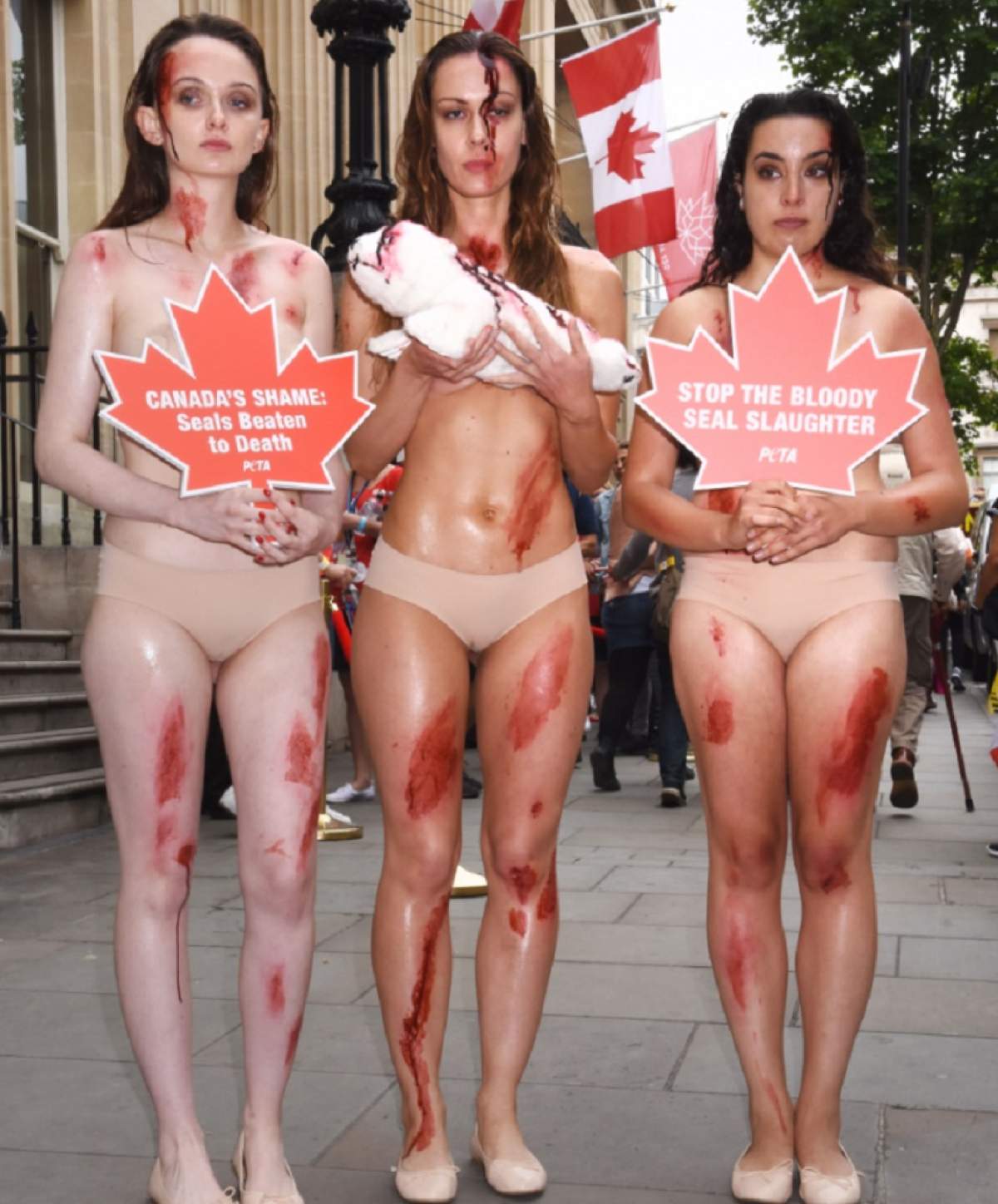 FOTO / Imagini şocante! Topless şi "pline de sânge", în semn de protest!