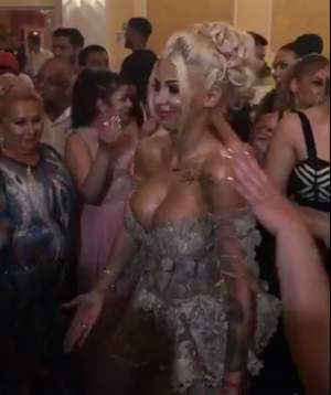 VIDEO / Cristina Pucean era să rămână în sânii goi la un eveniment! Ce s-a întâmplat cu decolteul dansatoarei în faţa camerei