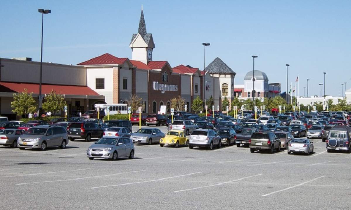 Bebeluş de numai 5 luni, lăsat în maşină în parcarea mall-ului! Părinţii făceau cumpărături, iar el se sufoca