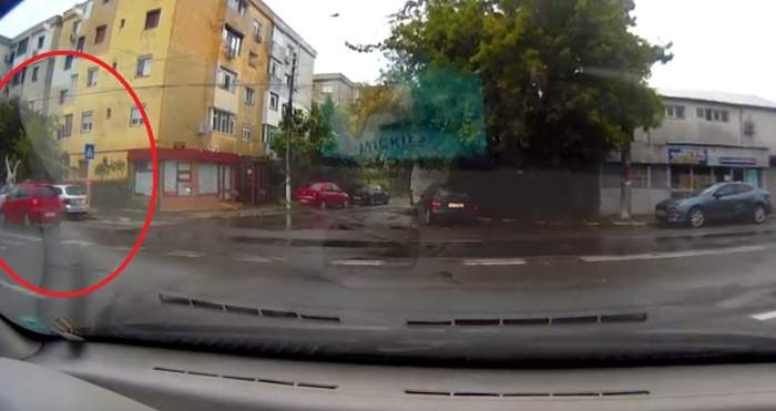 VIDEO / O tânără de 25 de ani din Galați a fost SPULBERATĂ pe trecerea de pietoni!