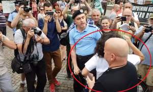 Adevărul despre "gorila" care "săltat-o" pe fana lesbienelor, la mitingul extremiştilor din Cluj!