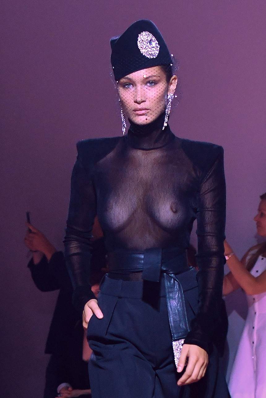 FOTO / Bella Hadid, cu sânii GOI pe podium! Ce "bijuterii" rotunjoare are supermodelul