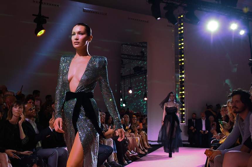 FOTO / Bella Hadid, cu sânii GOI pe podium! Ce "bijuterii" rotunjoare are supermodelul