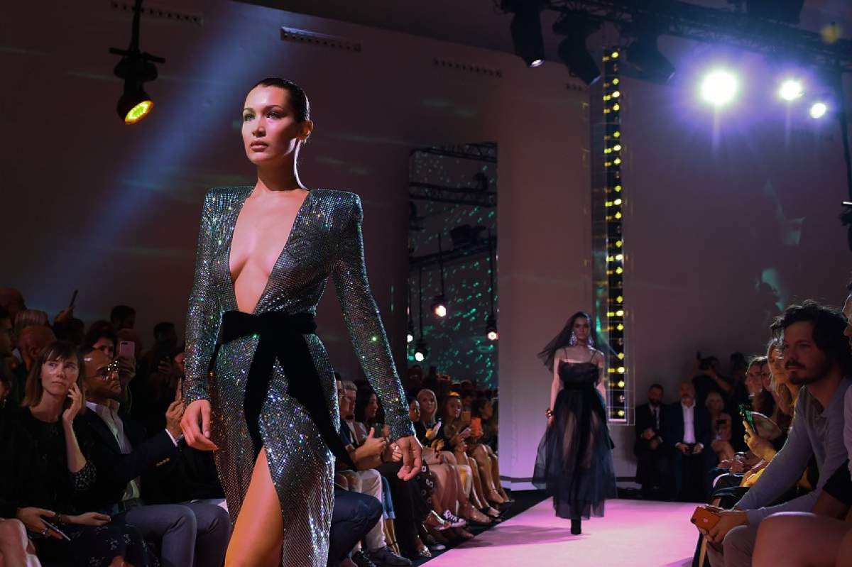 FOTO / Bella Hadid, cu sânii GOI pe podium! Ce "bijuterii" rotunjoare are supermodelul