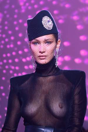 FOTO / Bella Hadid, cu sânii GOI pe podium! Ce "bijuterii" rotunjoare are supermodelul