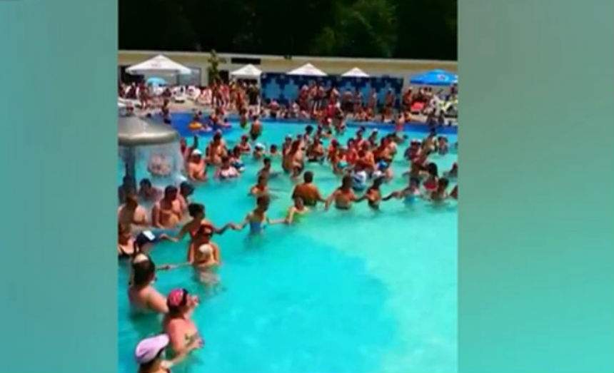 VIDEO / Primele declaraţii ale artistei care a cântat în piscină îmbrăcată în costum popular: "Mă filmam şi sub fustă"