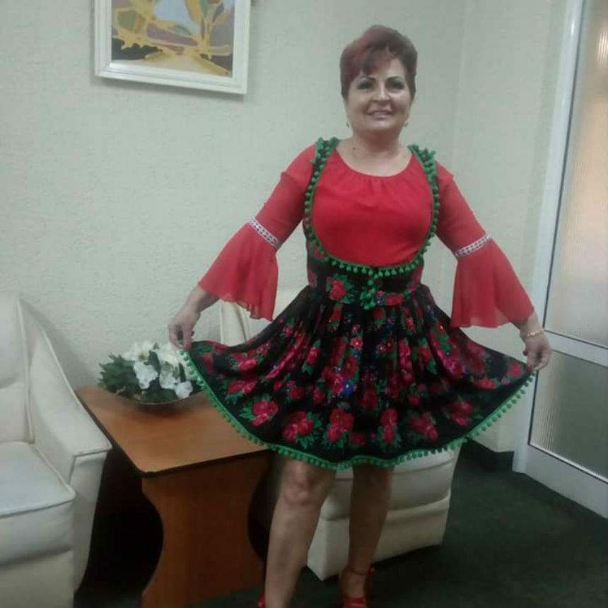 VIDEO / Primele declaraţii ale artistei care a cântat în piscină îmbrăcată în costum popular: "Mă filmam şi sub fustă"