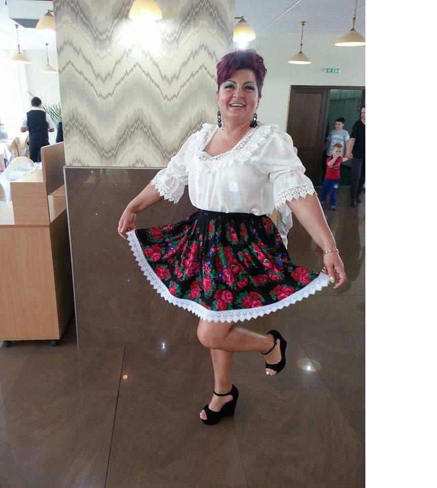 VIDEO / Primele declaraţii ale artistei care a cântat în piscină îmbrăcată în costum popular: "Mă filmam şi sub fustă"